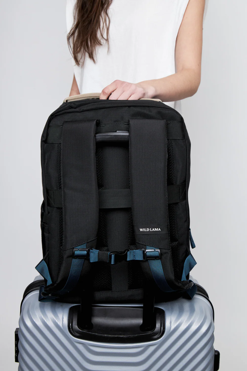 Mochila Travel Nala M Reciclada Burdeo 32L. - Image 13
